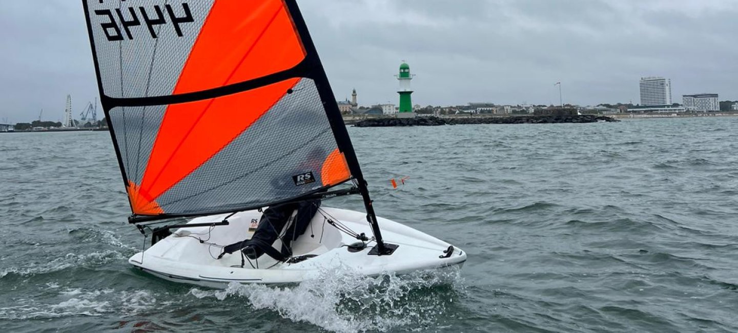 Jugendboot RSTera segelt auf der Ostsee. Schnelle Fahrt, am Bug spritzt Wasser