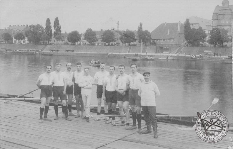 David Lauer, Heinrich Baitz, Paul Mönnich, Herman Ahrens, W. Vierheller, August Segelhorst, M. Seeger, Jean Knöß, Carl Döbel, Trainer Philipp Schira. 1911_8er_auf_Steg.png