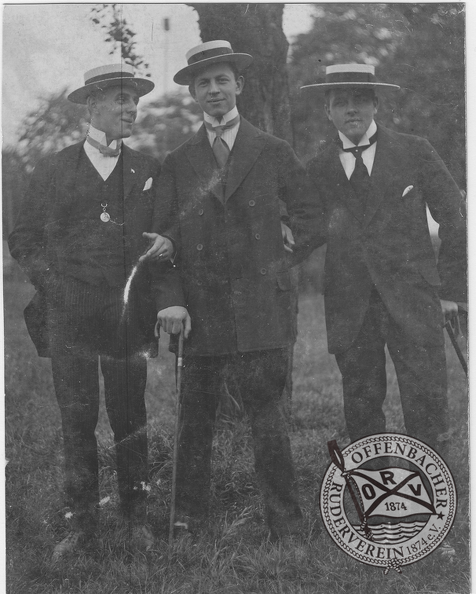 Die Junioren Heinz Ahrens, Carl Döbel und H. Klotz, die mit R. Thielow und Stm. Ludwig Wendling 1911 8 Rennen gewonnen hatten. 1912_16_junioren_ahrens_doebel_klotz-2.png
